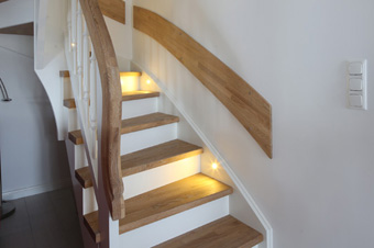 Treppe mit LED Stufenbeleuchtung