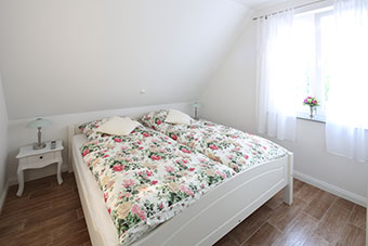 Schlafzimmer (2) mit Doppelbett