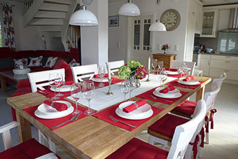 Wohn- und Essbereich mit gedecktem Tisch
